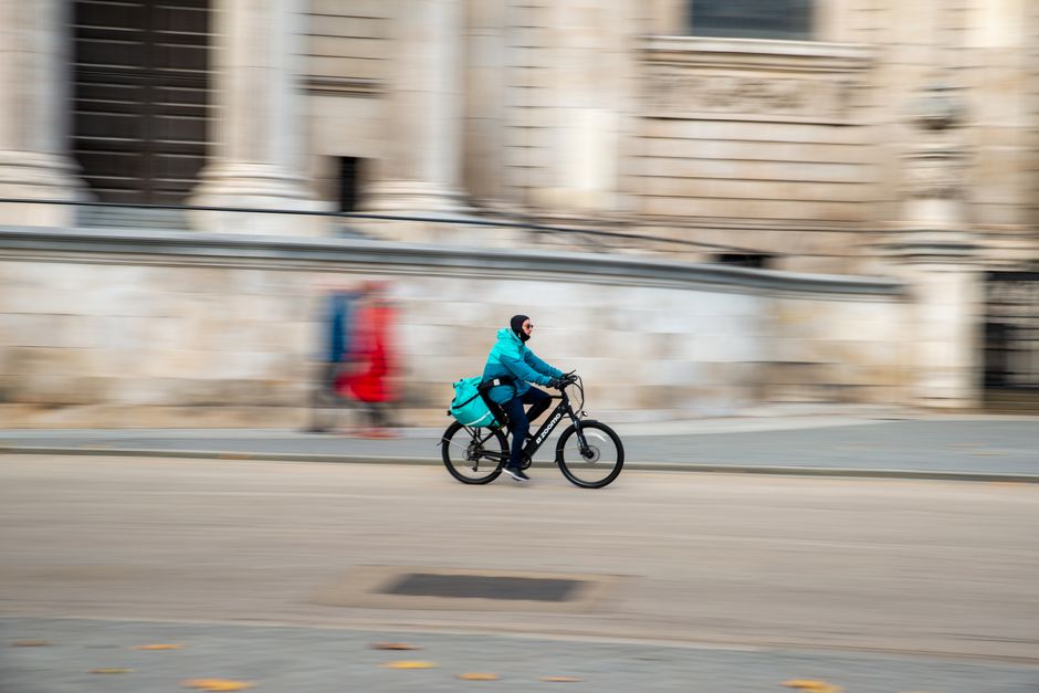 fietskoerier, Leiden foto voor Een fietskoerier in de Leidse binnenstad
